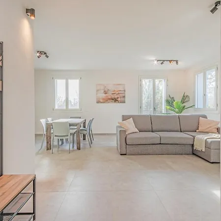 Apartmán Bellaria Palace - In The Hearth Of Motor Valley *