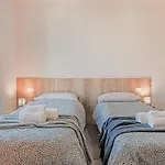 Bellaria Palace - In The Hearth Of Motor Valley By Movebnb *