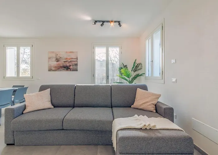 Bellaria Palace - In The Hearth Of Motor Valley By Movebnb *